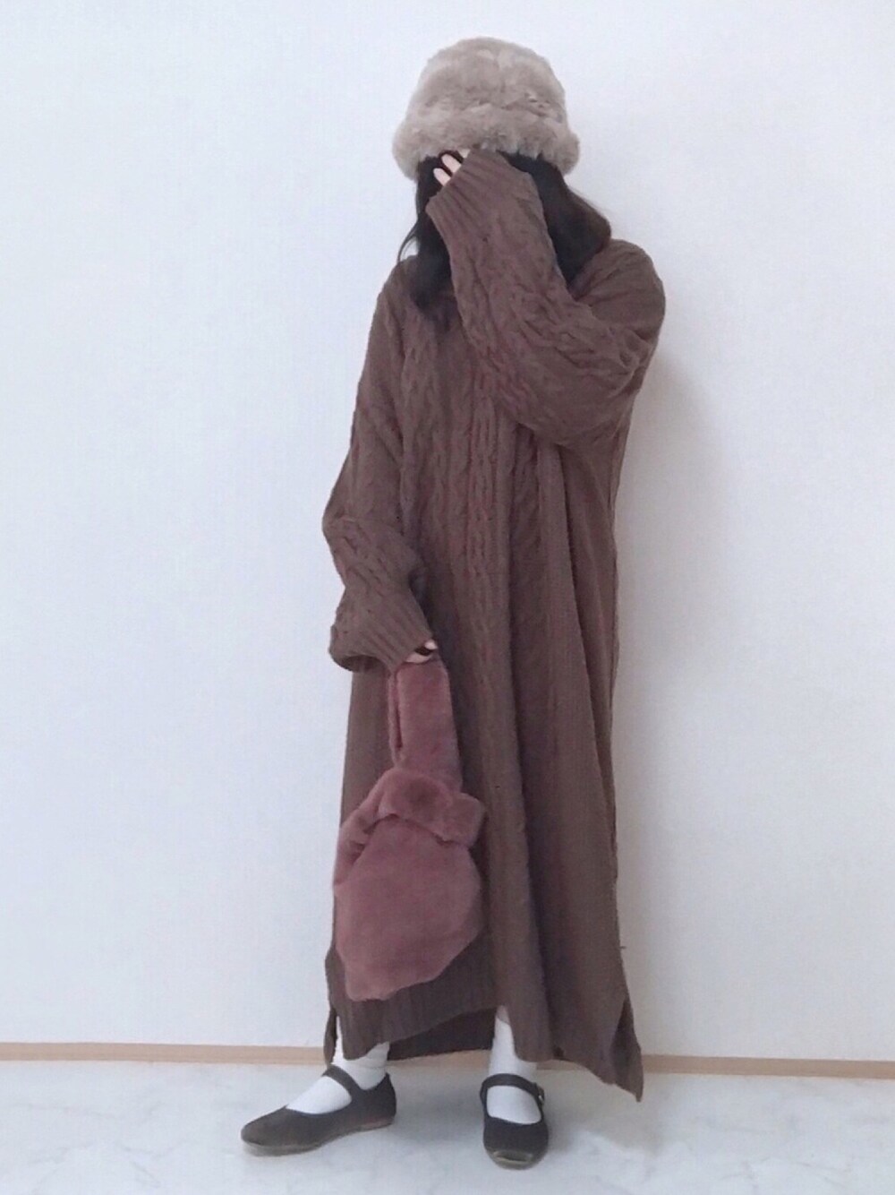 ブラウン系のワンピース、ピンク系のバッグ、ブラウン系のシューズを着用したレディースの秋コーディネートの1枚目の写真