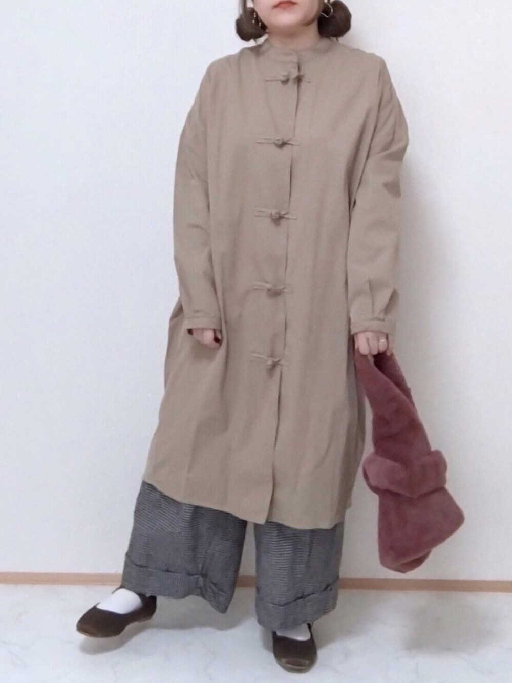 ベージュ系のノーカラージャケット、ホワイト系のその他パンツ、ピンク系のバッグを着用したレディースの秋コーディネートの1枚目の写真