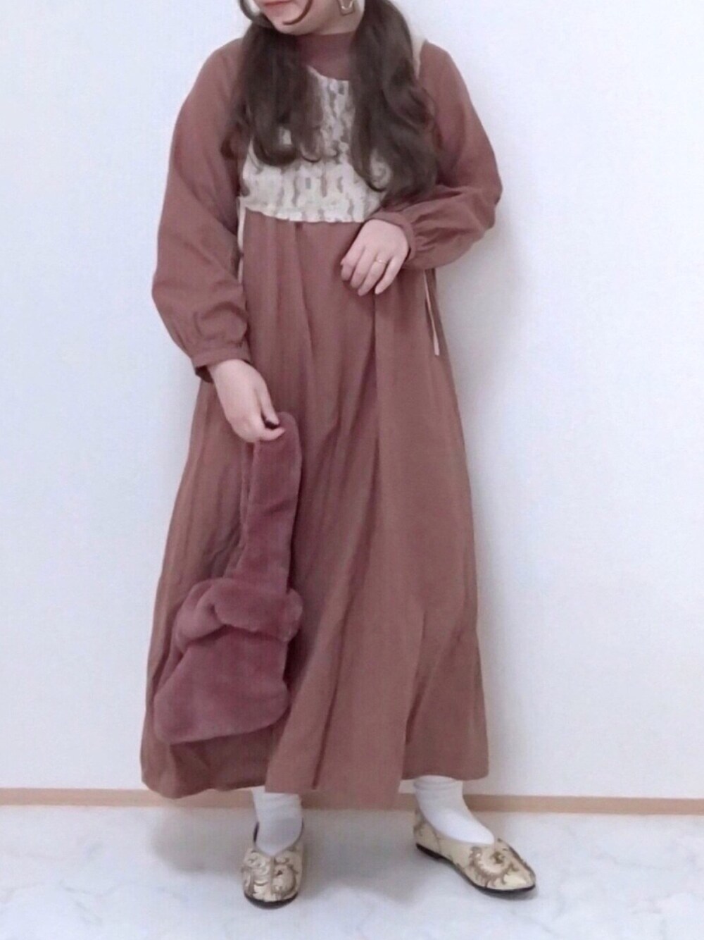 「ワンピース、ビスチェ、ピンク、レース、チャイナシューズ、シンプル、シンプルコーデ、低身長、ファー小物、ファーバッグ」｜「sakishimatokyoの【ZOZO限定】サキシマamp「ワンピーストレースノベスト」（ワンピース、ブラウン系）」を使った、maru☺︎さん（レディース・153cm）の秋コーディネートの1枚目の写真