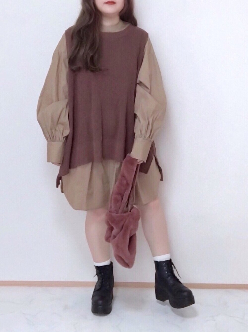 「ワンピース、ベスト、レイヤードスタイル、ブラウン、ミニワンピ、チュニック、レースアップシューズ、低身長、ファー小物、ピンク」｜「sakishimatokyoの【ZOZO限定】サキシマamp「フロントプリーツチュニック」（チュニック、ベージュ系）」を使った、maru☺︎さん（レディース・153cm）の秋コーディネートの1枚目の写真