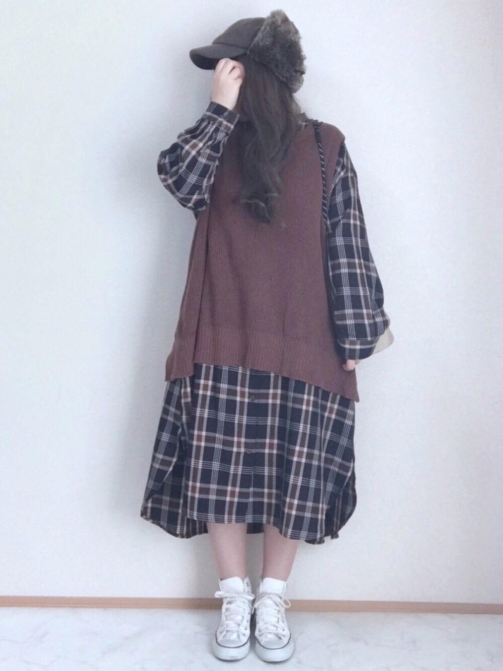 「フライトキャップ、ベスト、チェックシャツ、チェック、シャツワンピ、シャツワンピース、しまむら、converse、スニーカー、低身長」｜「WYTHEのフライトキャップ（キャップ、ブラウン系）」を使った、maru☺︎さん（レディース・153cm）の秋コーディネートの1枚目の写真