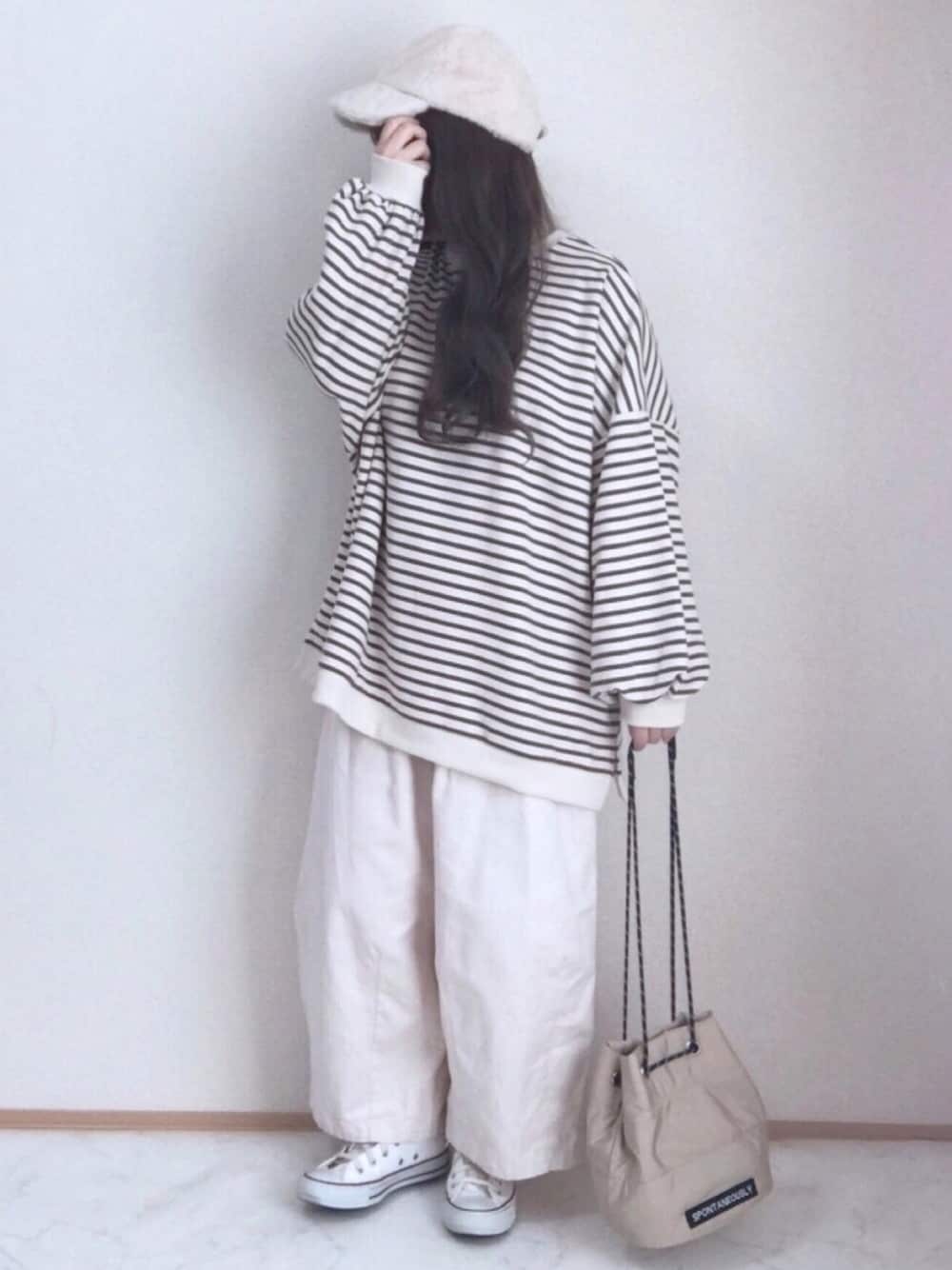 ホワイト系のスウェット、ホワイト系のその他パンツ、ベージュ系のバッグを着用したレディースの秋コーディネートの1枚目の写真