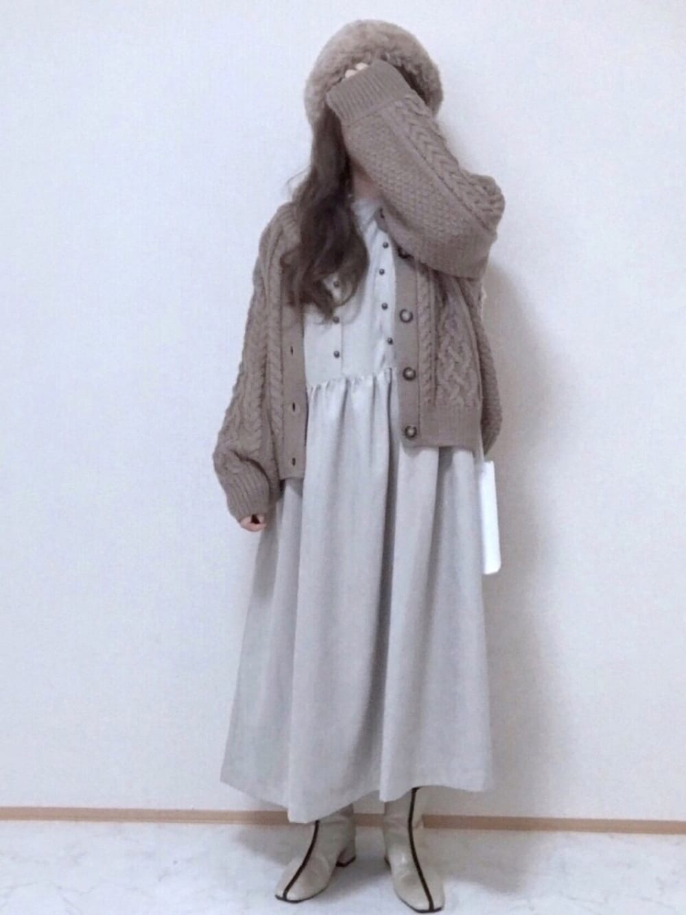 「ワントーンコーデ、ワンピース、ファー小物、ベージュ、ブーツ、秋冬コーデ、低身長、153cm、sakishimatokyo、カーディガン」｜「OVERRIDEの【override】 FAKEFUR Russia Bob/フェイクファー　ロシアボブ　オーバーライド（キャップ、ベージュ系）」を使った、maru☺︎さん（レディース・153cm）の秋コーディネートの1枚目の写真