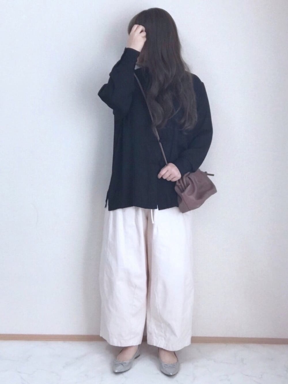 「年末WEAR感謝祭、チャイナシャツ、ワイドパンツ、ホワイトパンツ、フラットシューズ、低身長、チャイナ、オトナカジュアル、153cm」｜「sakishimatokyoの【ZOZO限定】サキシマamp「チャイナブラウス」（シャツ/ブラウス、ブラック系）」を使った、maru☺︎さん（レディース・153cm）の冬コーディネートの1枚目の写真