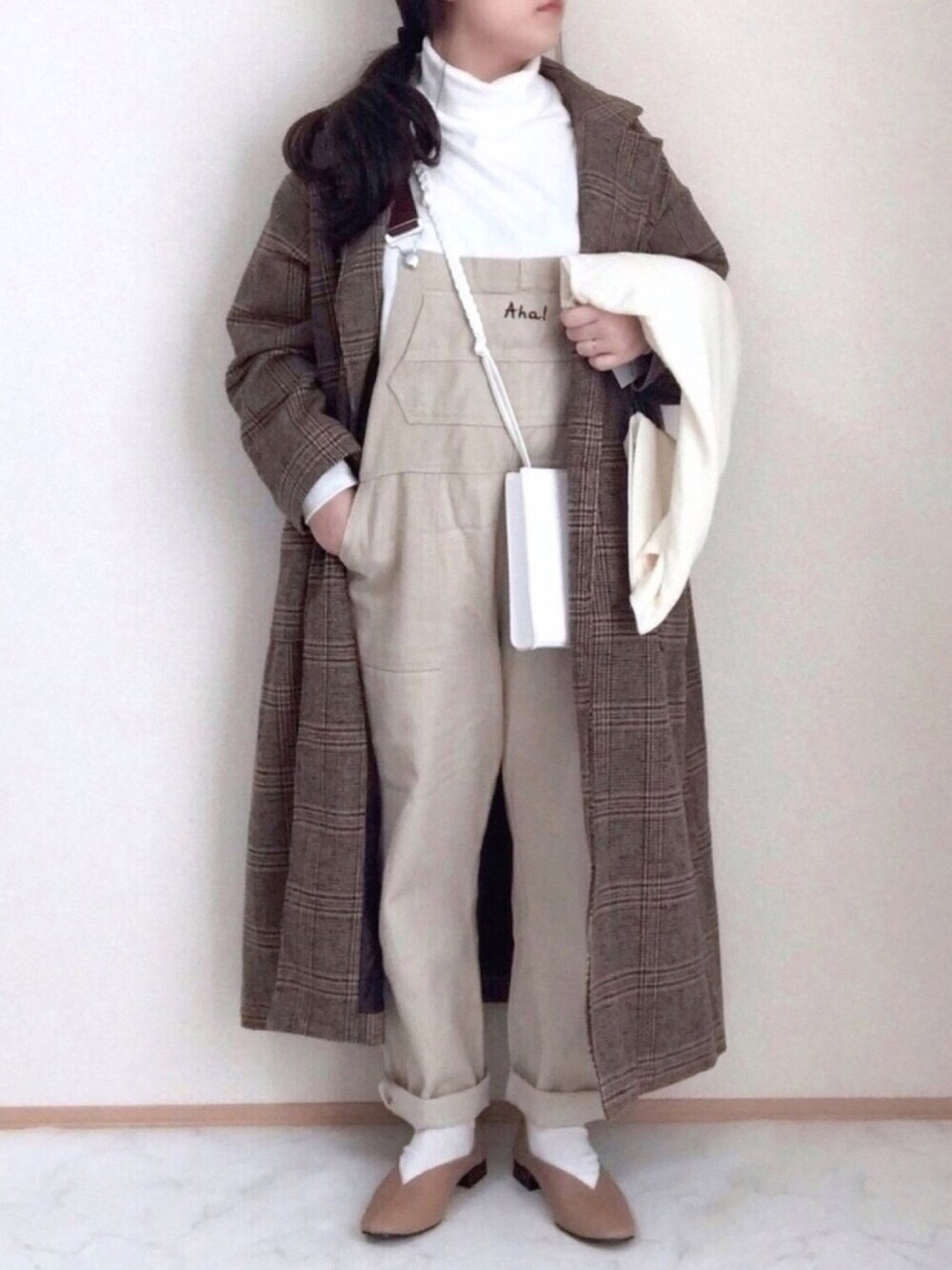 「チェックコート、年末WEAR感謝祭、サロペット、オーバーオール、チェスターコート、リンクコーデ、ベージュ、低身長、153cm、フラットシューズ」｜「kutirのチェスターロングコート（チェスターコート、ブラウン系）」を使った、maru☺︎さん（レディース・153cm）の冬コーディネートの1枚目の写真