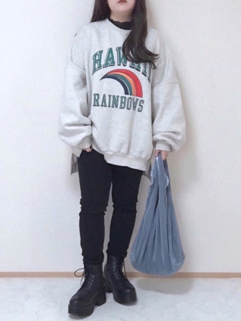 ホワイト系のスウェット、ブラック系のTシャツ/カットソー、ブラック系のその他パンツを着用したレディースの冬コーディネートの1枚目の写真