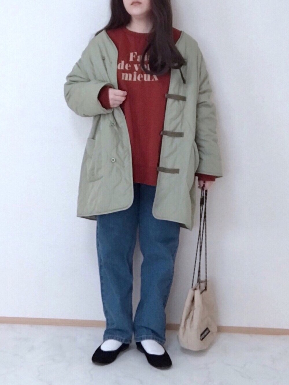 「リバーシブル、レッド、ロゴスウェット、デニム、デニムパンツ、フラットシューズ、しまむら、低身長、ハイウエスト、キルティングジャケット」｜「sakishimatokyoの【ZOZO限定】サキシマamp「リバーシブルキルトジャケット」（ブルゾン、グリーン系）」を使った、maru☺︎さん（レディース・153cm）の冬コーディネートの1枚目の写真