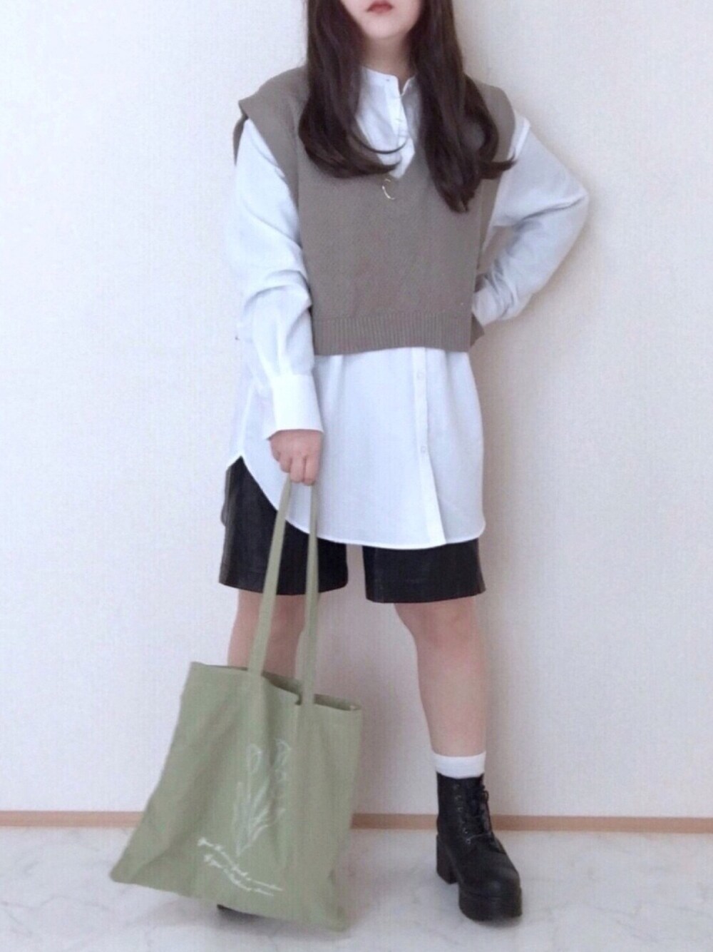 ホワイト系のシャツ/ブラウス、ブラック系のその他パンツ、グリーン系のトートバッグを着用したレディースの冬コーディネートの1枚目の写真