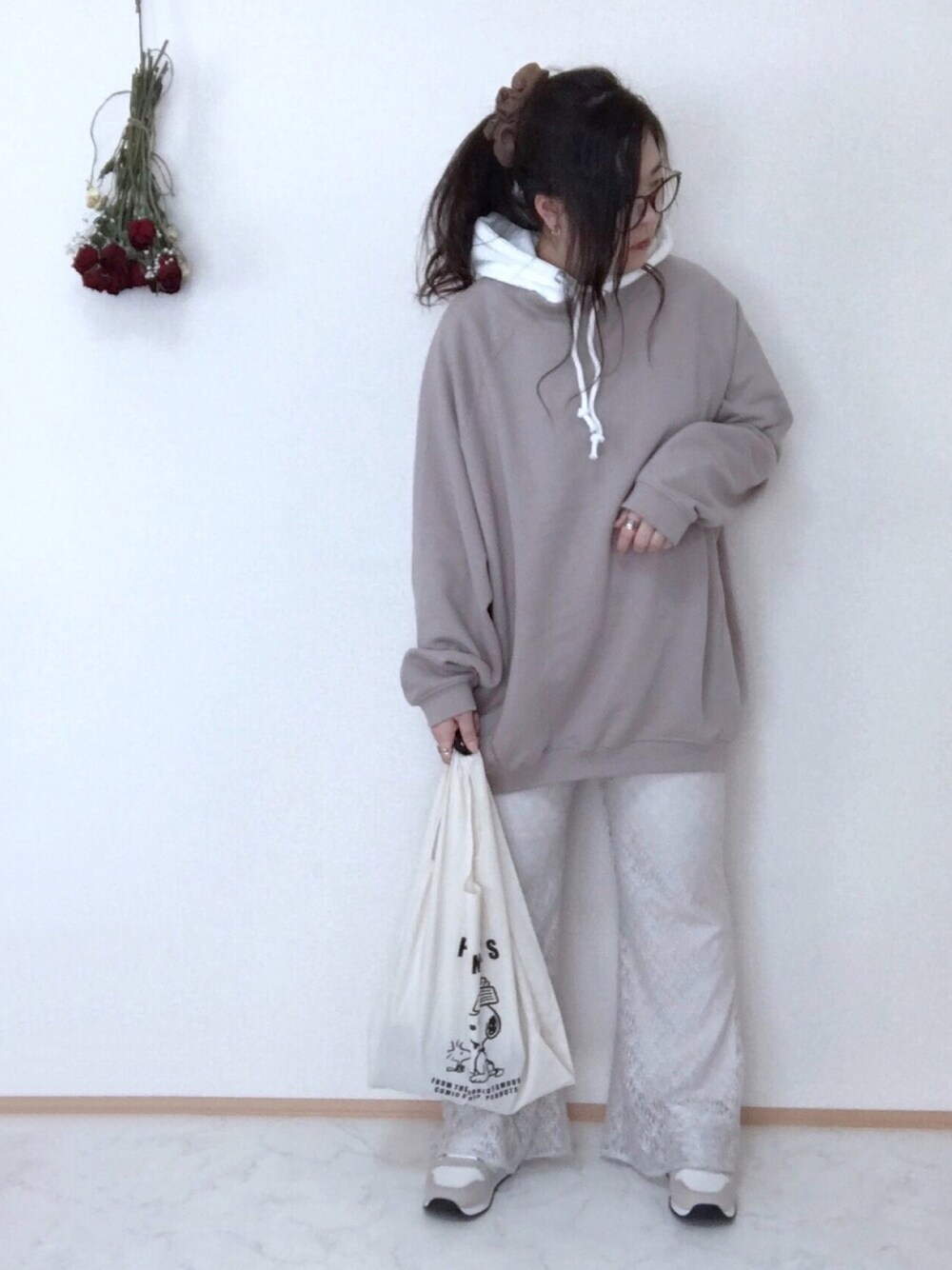 「春、春コーデ、トートバッグ、休日スタイル、プチプラ、プチプラコーデ、パーカー、スウェット、淡色コーデ、きれいめカジュアル」｜「SPINNSの【付けるだけでいつもの服がパーカーに】付けフード / 付け襟 / ツケエリ / ユニセックスアイテム（付け襟、ホワイト系）」を使った、maru☺︎さん（レディース・153cm）の春コーディネートの1枚目の写真