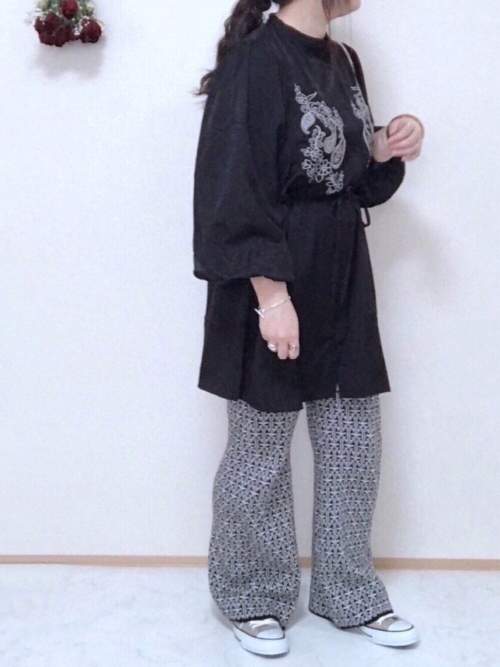 「ブラック、オールブラック、春、春コーデ、きれいめカジュアル、柄パンツ、プチプラ、プチプラコーデ、刺繍、休日スタイル」｜「ap retroの刺繍バンドカラーロングシャツ【ZOZOTOWN限定商品】（シャツ/ブラウス、ブラック系）」を使った、maru☺︎さん（レディース・153cm）の春コーディネートの1枚目の写真