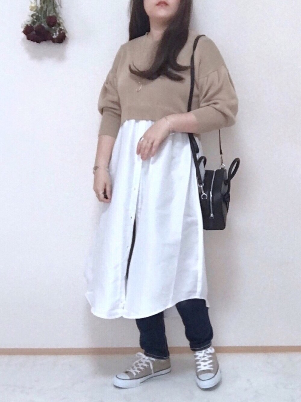 「春めきシューズ、オトナカジュアル、春コーデ、レイヤードスタイル、きれいめカジュアル、休日スタイル、スニーカー、converse、低身長、ベージュ」｜「ROYAL PARTYの【ZOZO限定】シャツドッキングワンピース（ワンピース、ベージュ系）」を使った、maru☺︎さん（レディース・153cm）の春コーディネートの1枚目の写真