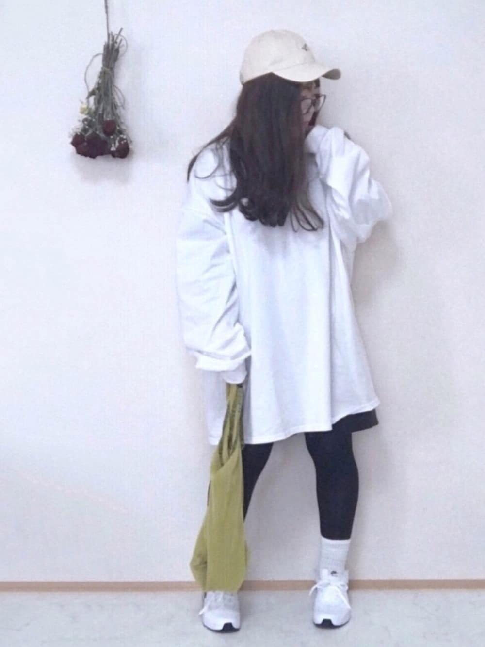 ホワイト系のTシャツ/カットソー、ブラック系のその他パンツ、グリーン系のトートバッグを着用したレディースの春コーディネートの1枚目の写真