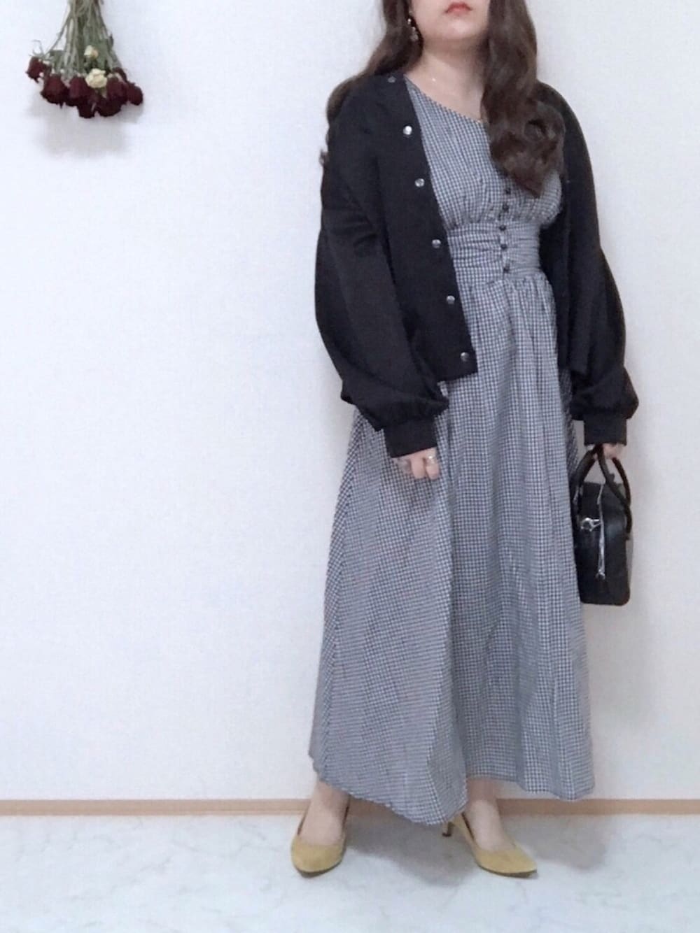 「春コーデ、ギンガムチェック、ワンピース、パンプス、イエロー、カーディガン、シンプル、プチプラ、ブラック、低身長」｜「しまむらのアイテム（カーディガン/ボレロ、ブラック系）」を使った、maru☺︎さん（レディース・153cm）の春コーディネートの1枚目の写真