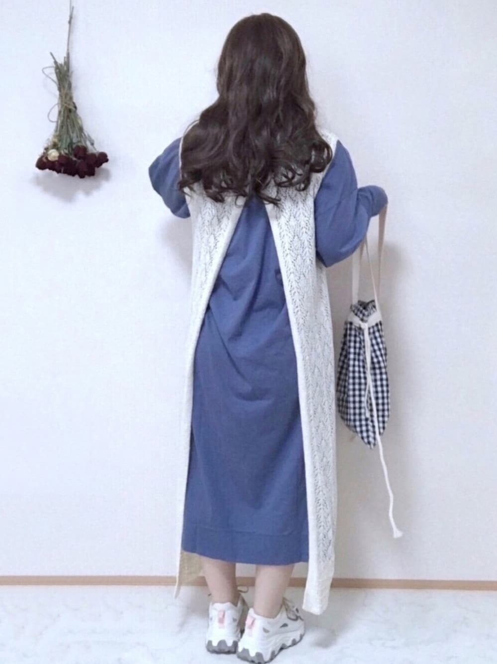 ブルー系のワンピース、ホワイト系のワンピース、ブラック系のトートバッグを着用したレディースの春コーディネートの1枚目の写真