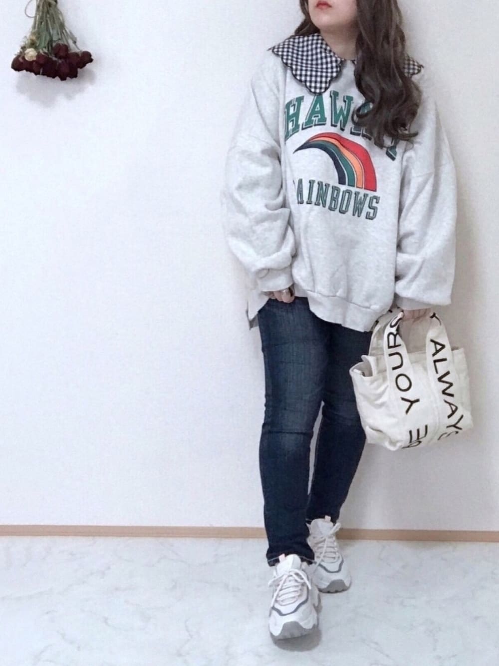 「ゆるコーデ、ビッグシルエット、ビッグカラー、トートバッグ、ロゴスウェット、ダッドスニーカー、プチプラ、低身長、厚底シューズ、休日スタイル」｜「ap retroの無地・ギンガムチェックスカラップ刺繍ビッグカラーブラウス＜デザインブラウス＞【ZOZO限定アイテム】（シャツ/ブラウス、その他）」を使った、maru☺︎さん（レディース・153cm）の春コーディネートの1枚目の写真