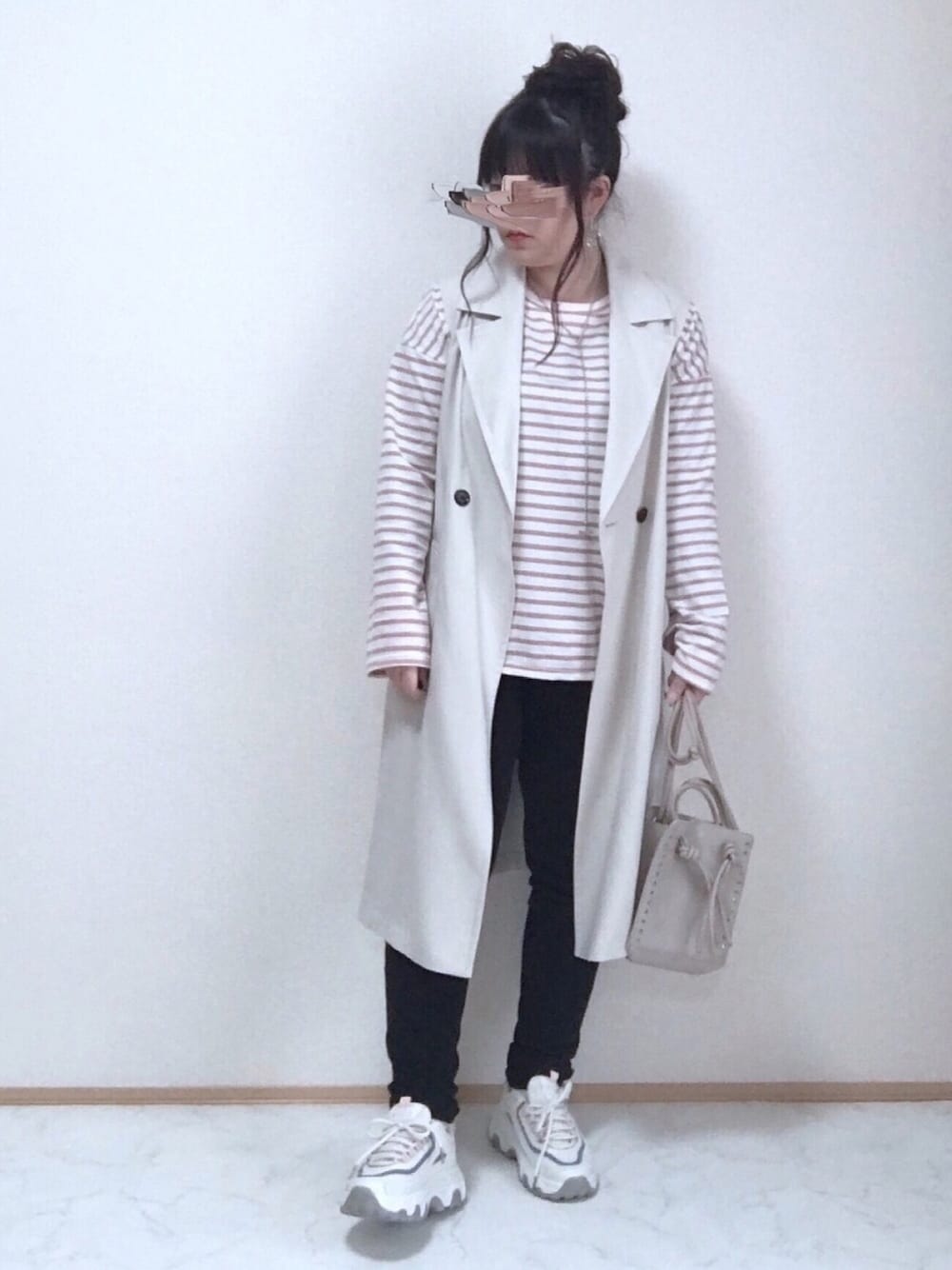 ブルー系のTシャツ/カットソー、ベージュ系のベスト、ブラック系のその他パンツを着用したレディースの春コーディネートの1枚目の写真