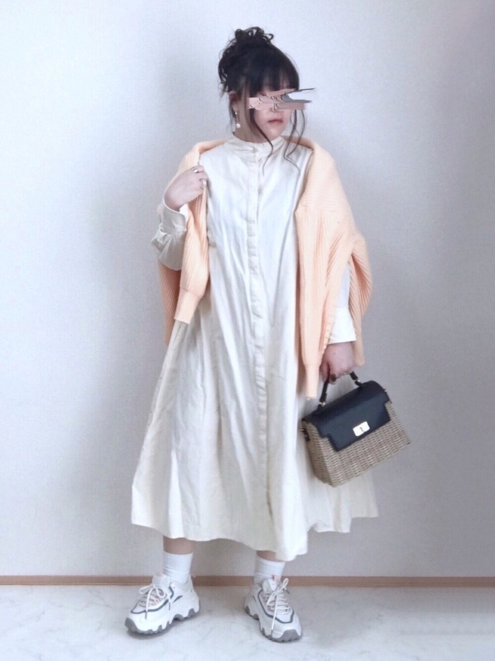 イエロー系のカーディガン/ボレロ、ホワイト系のワンピース、ベージュ系のバッグを着用したレディースの春コーディネートの1枚目の写真