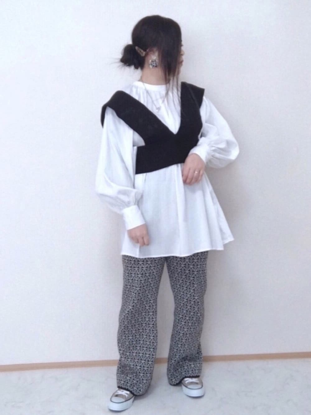 「春夏コーデ、きれいめカジュアル、休日スタイル、ビスチェ、モノトーン、モノトーンコーデ、converse、低身長、ボリューム袖、スニーカー」｜「ap retroの刺繍ニットビスチェベスト【ZOZO限定アイテム】（ベスト、ブラック系）」を使った、maru☺︎さん（レディース・153cm）の春コーディネートの1枚目の写真