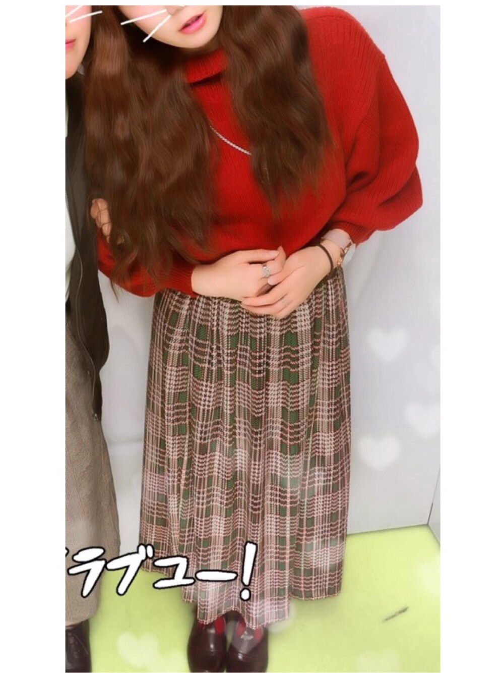 レッド系のニット/セーター、グリーン系のスカート、ブラウン系のシューズを着用したレディースの冬コーディネートの1枚目の写真