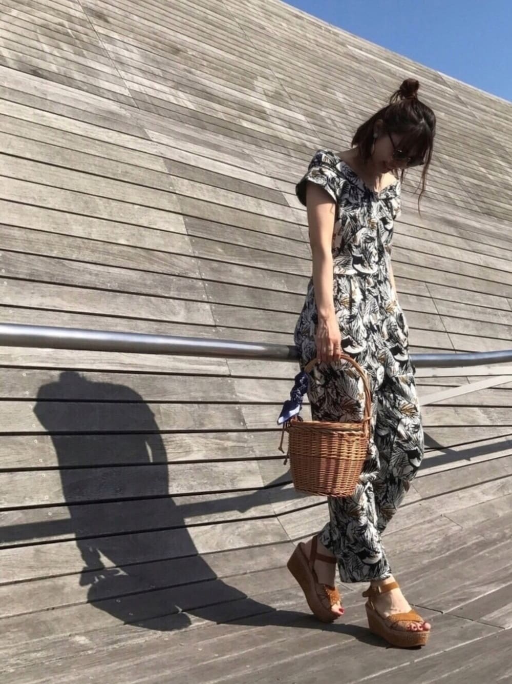 「オールインワン、ボタニカル柄、サンダル、かごバッグ、サングラス、ドラフトフリークス、オフショルダー」｜「ROSE BUDのLCTO-16116 TWIST COMBINAISON[オールインワン][ワイドパンツ]（つなぎ/オールインワン、ホワイト系）」を使った、chicoさん（レディース・162cm）の夏コーディネートの1枚目の写真