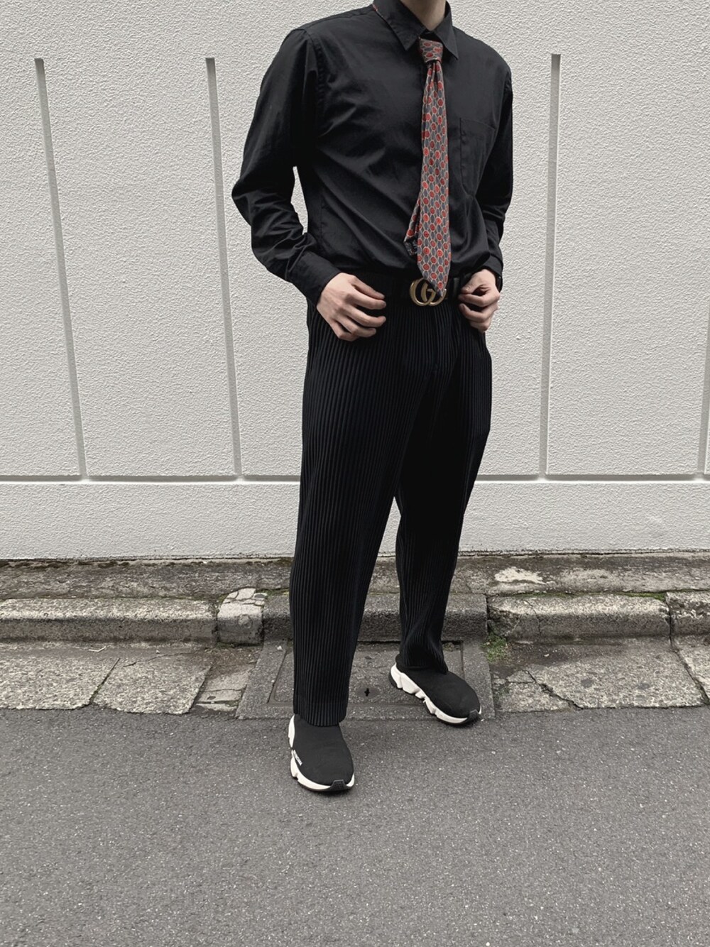 「韓国ファッション、韓国好きな人と繋がりたい、マッシュ、おしゃれさんと繋がりたい、バレンシアガ、スピードトレーナー、オールブラック」｜「CHANELのアイテム（ネクタイ、レッド系）」を使った、つとむさん（メンズ・173cm）の春コーディネートの1枚目の写真