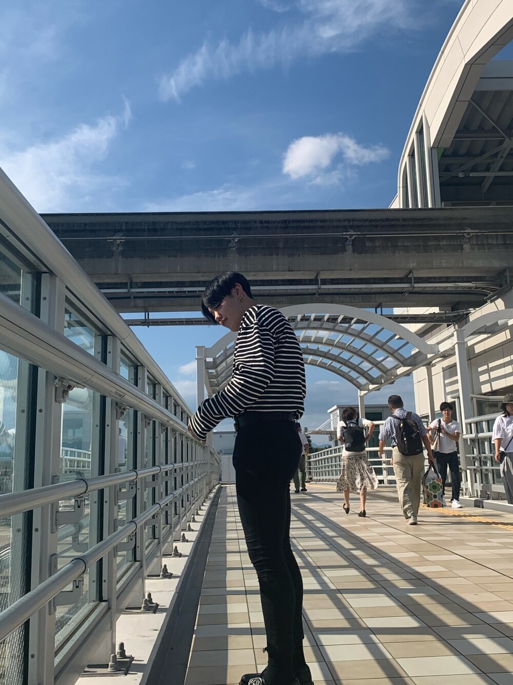 「韓国ファッション、おしゃれさんと繋がりたい、ASCLO、リドム黒スキニー、シンプルコーデ、GUCCI」｜「ASCLOのアイテム（トップス、ホワイト系）」を使った、つとむさん（メンズ・175cm）の春コーディネートの1枚目の写真