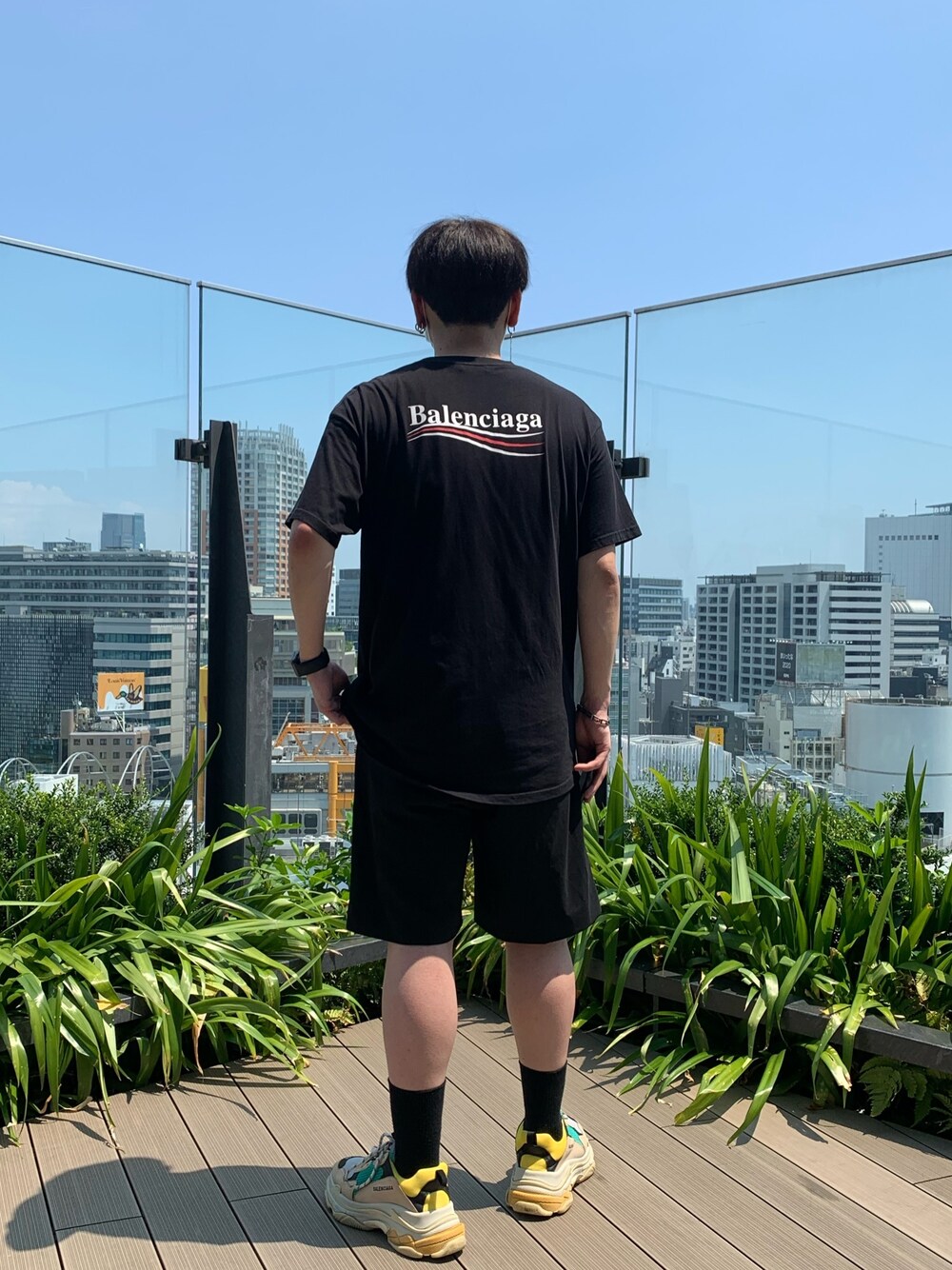 「お洒落さんとつながりたい、韓国ファッション、BALENCIAGA、triples、オールブラックコーデ」｜「BALENCIAGAのBalenciaga Oversized Logo-Print Cotton-Jersey T-Shirt（Tシャツ/カットソー、ブラック系）」を使った、つとむさん（メンズ・173cm）の夏コーディネートの1枚目の写真