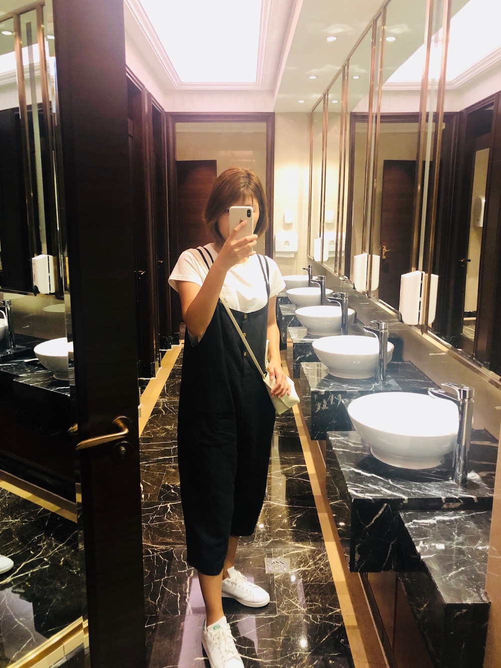 「淘宝のアイテム（カーゴパンツ、ブラック系）」を使った、地球上旅行的双鱼さん（レディース・169cm）の冬コーディネートの1枚目の写真