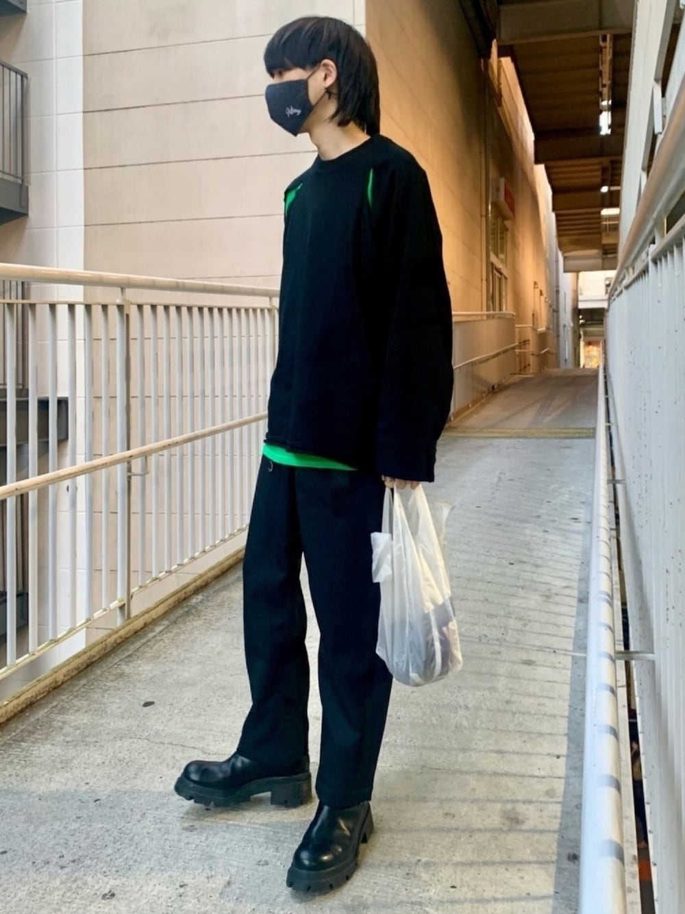 「オールブラック、レイヤードスタイル、ネオンカラー、蛍光カラー、グリーン、ナイロンバッグ、ハンドバッグ、ヒールブーツ、黒ブーツ、マスク」｜「JiedaのSLIT  L/S T-SHIRT（Tシャツ/カットソー、ブラック系）」を使った、Shaun the deepさん（メンズ・166cm）の冬コーディネートの1枚目の写真