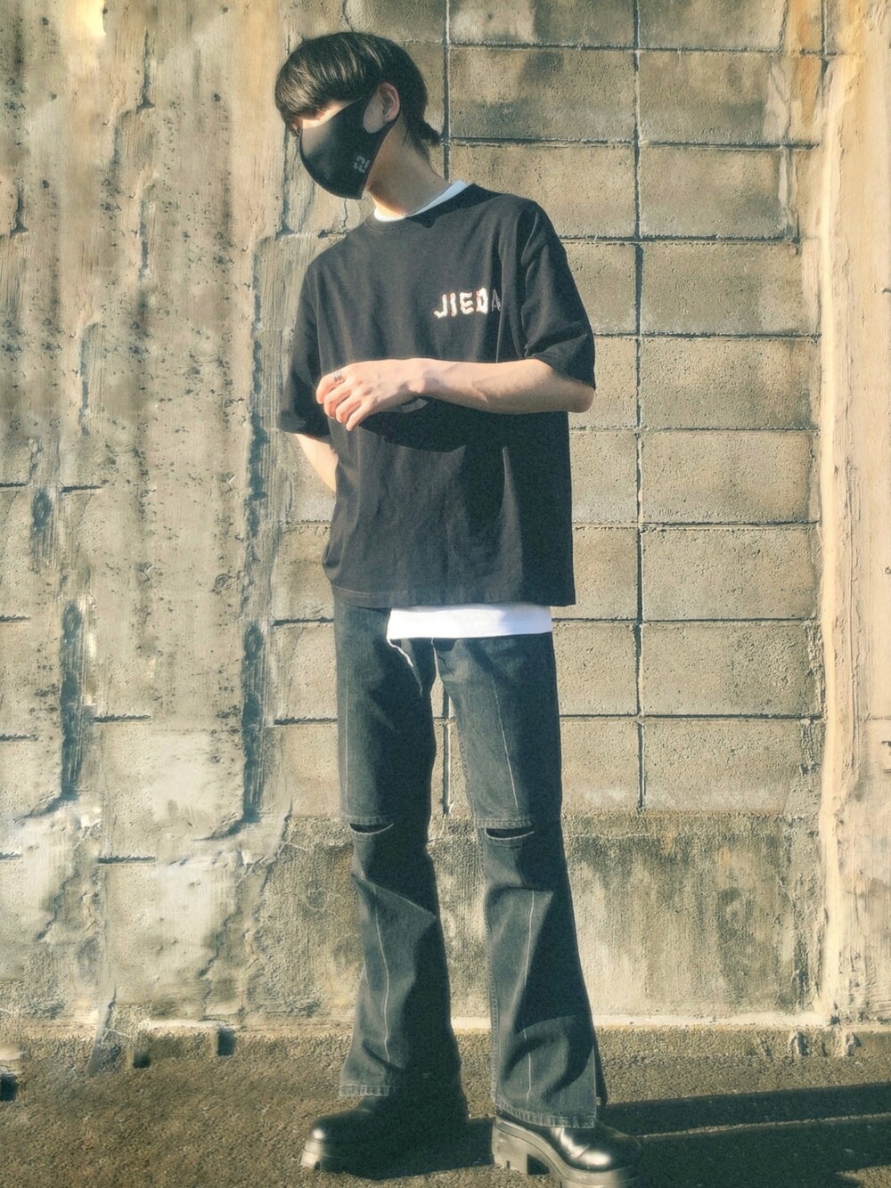 ブラック系のTシャツ/カットソー、ホワイト系のTシャツ/カットソー、ブラック系のデニムパンツを着用したメンズの春コーディネートの1枚目の写真