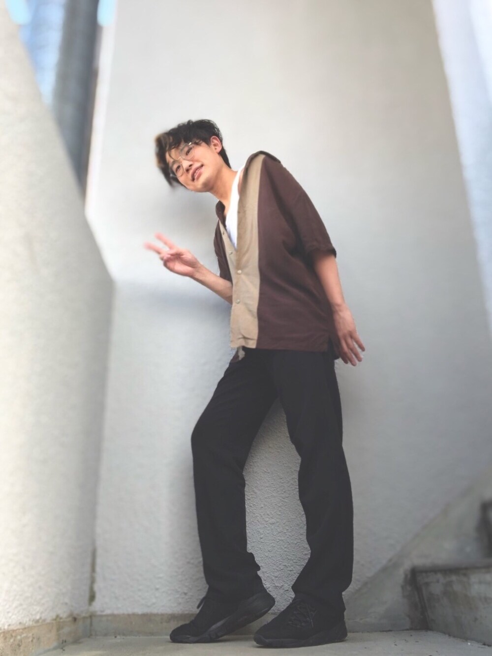 「フレアパンツ、夏、シンプルコーデ、大人カジュアル、古着、シャツスタイル、スニーカーコーデ、オトナカジュアル、ラフ、休日スタイル」｜「古着のアイテム（シャツ/ブラウス、ブラウン系）」を使った、オッケーヤッサンさん（メンズ・173cm）の夏コーディネートの1枚目の写真
