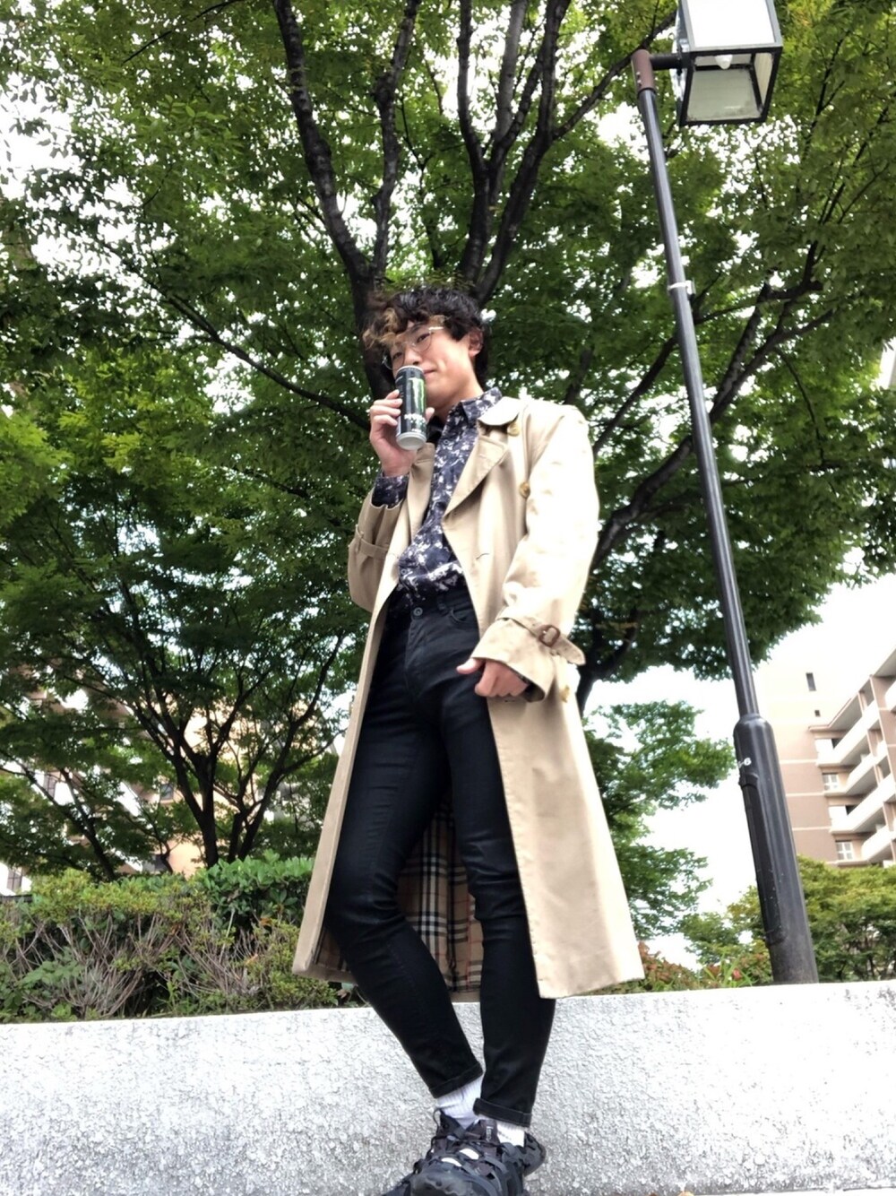 「今日のコーデ、秋冬コーデ、スニーカー、きれいめカジュアル、古着MIX、シンプル、秋のカフェオレコーデ、柄シャツ、韓国ファッション」｜「古着のアイテム（シャツ/ブラウス、ブラック系）」を使った、オッケーヤッサンさん（メンズ・173cm）の秋コーディネートの1枚目の写真