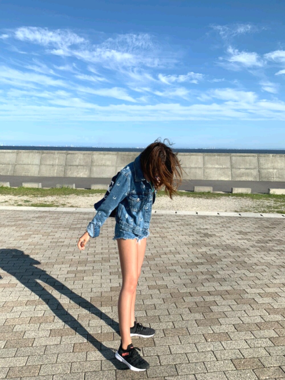 「古着MIX、ストリート、春夏コーデ、ラクチンコーデ、カジュアルコーデ、デニム、デニムコーデ」｜「GuessのLEDA EMBROIDERED DENIM JACKET（デニムジャケット、ブルー系）」を使った、michan1533さん（レディース・162cm）の春コーディネートの1枚目の写真