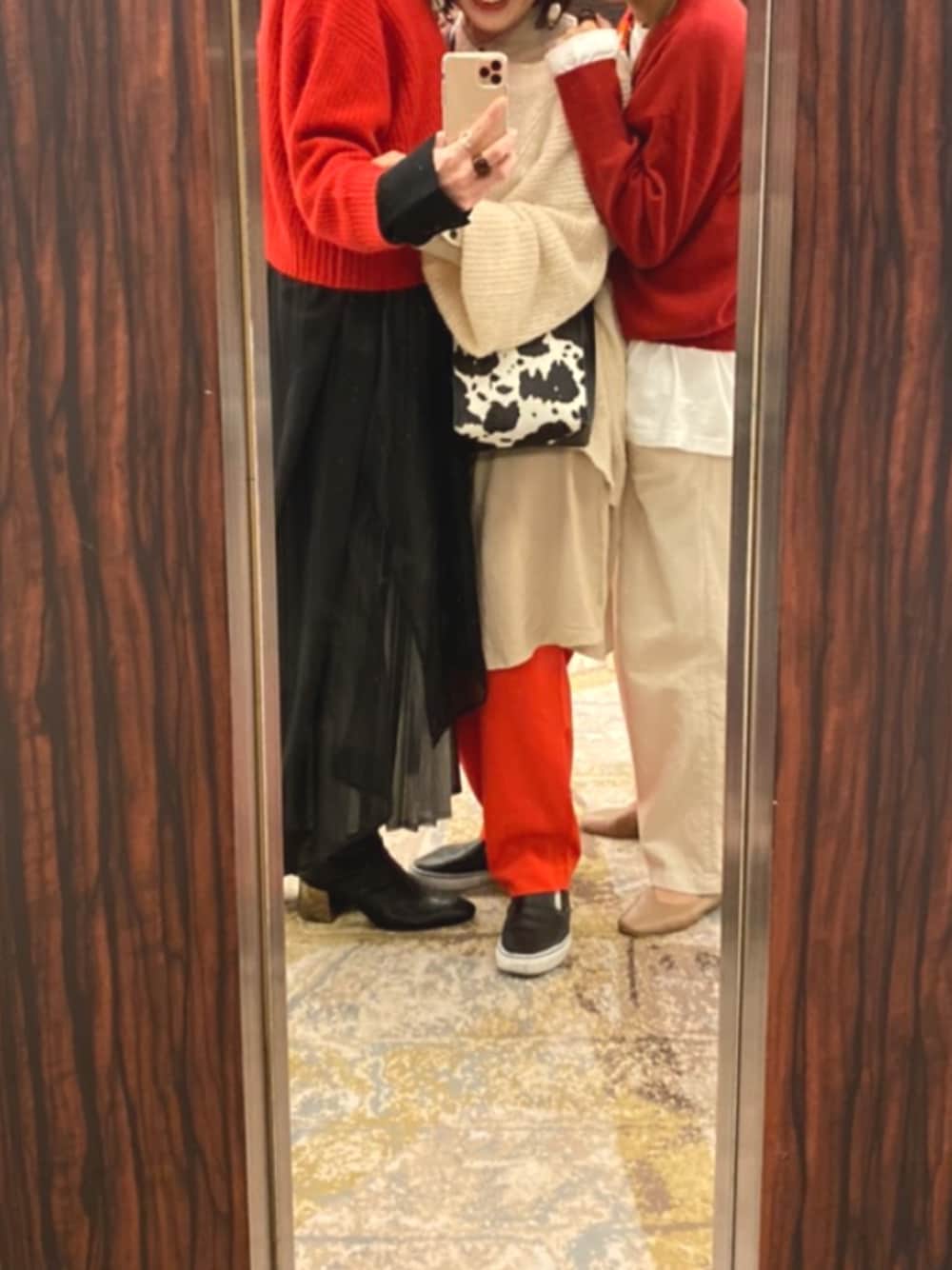 ブラック系のショルダーバッグ、ホワイト系のニット/セーター、レッド系のその他パンツを着用したレディースの春コーディネートの1枚目の写真