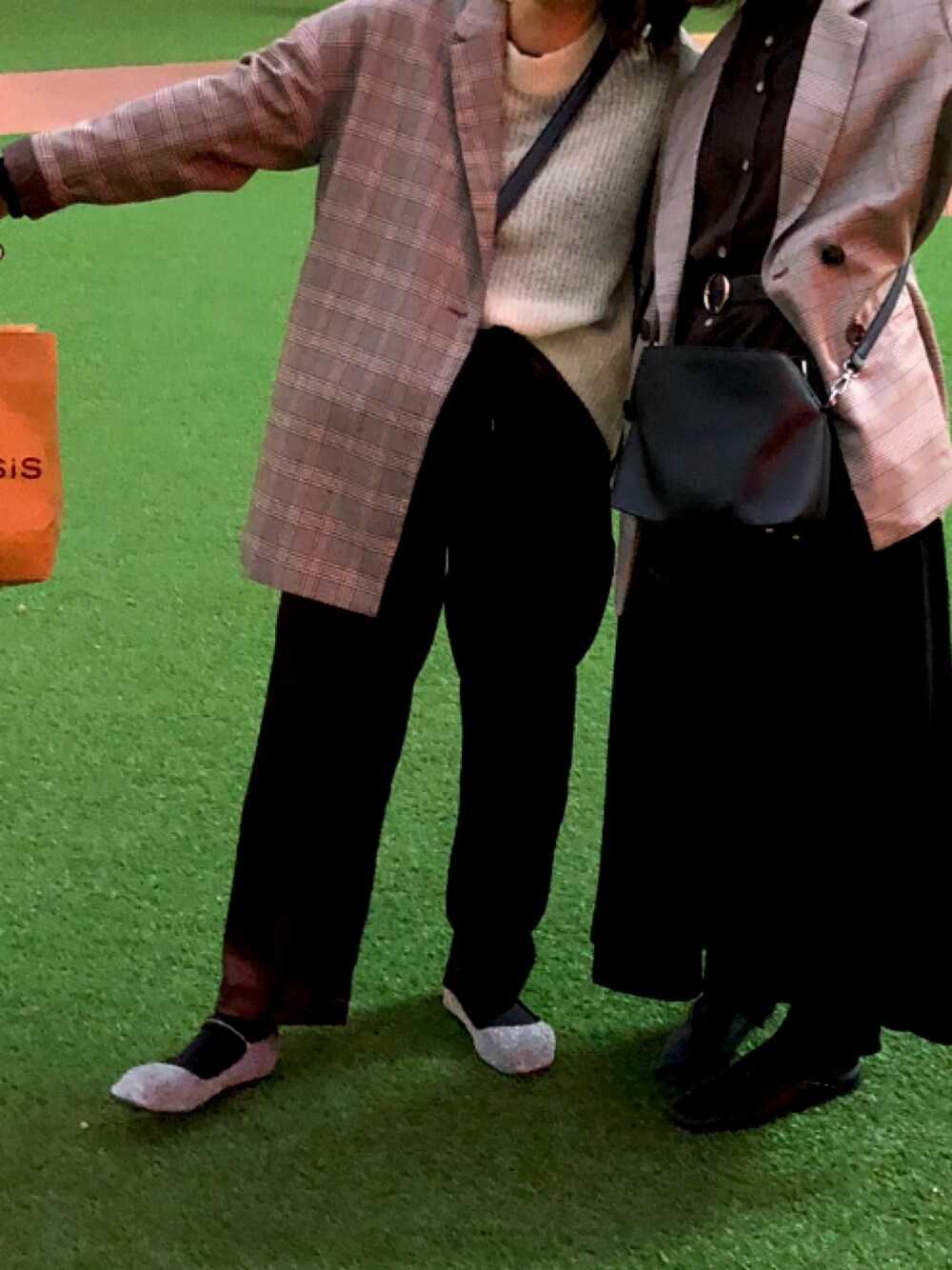 ブラウン系のその他パンツ、ホワイト系のニット/セーター、シルバー系のその他シューズを着用したレディースの春コーディネートの1枚目の写真