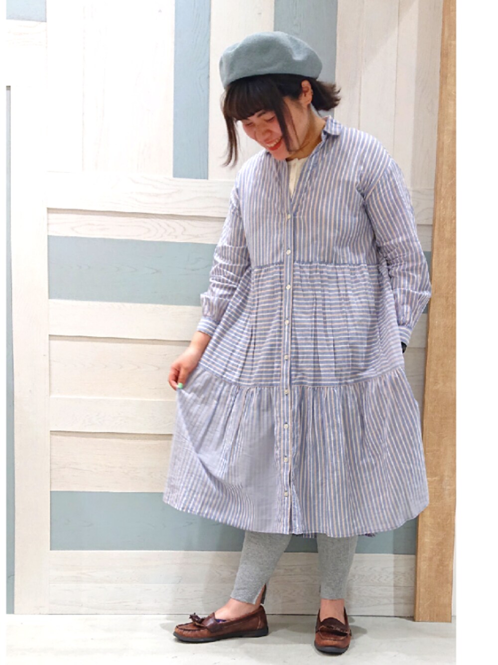「Samansa Mos2 blue、大人カジュアル、シャツワンピ、シャツワンピース、ストライプ、ヒラヒラ、ふわふわ、春カラー、ゆるコーデ、シルエット」｜「Samansa Mos2 blueのストライプワンピース（ワンピース、ブルー系）」を使った、ヨシムラさん（レディース・161cm）の春コーディネートの1枚目の写真