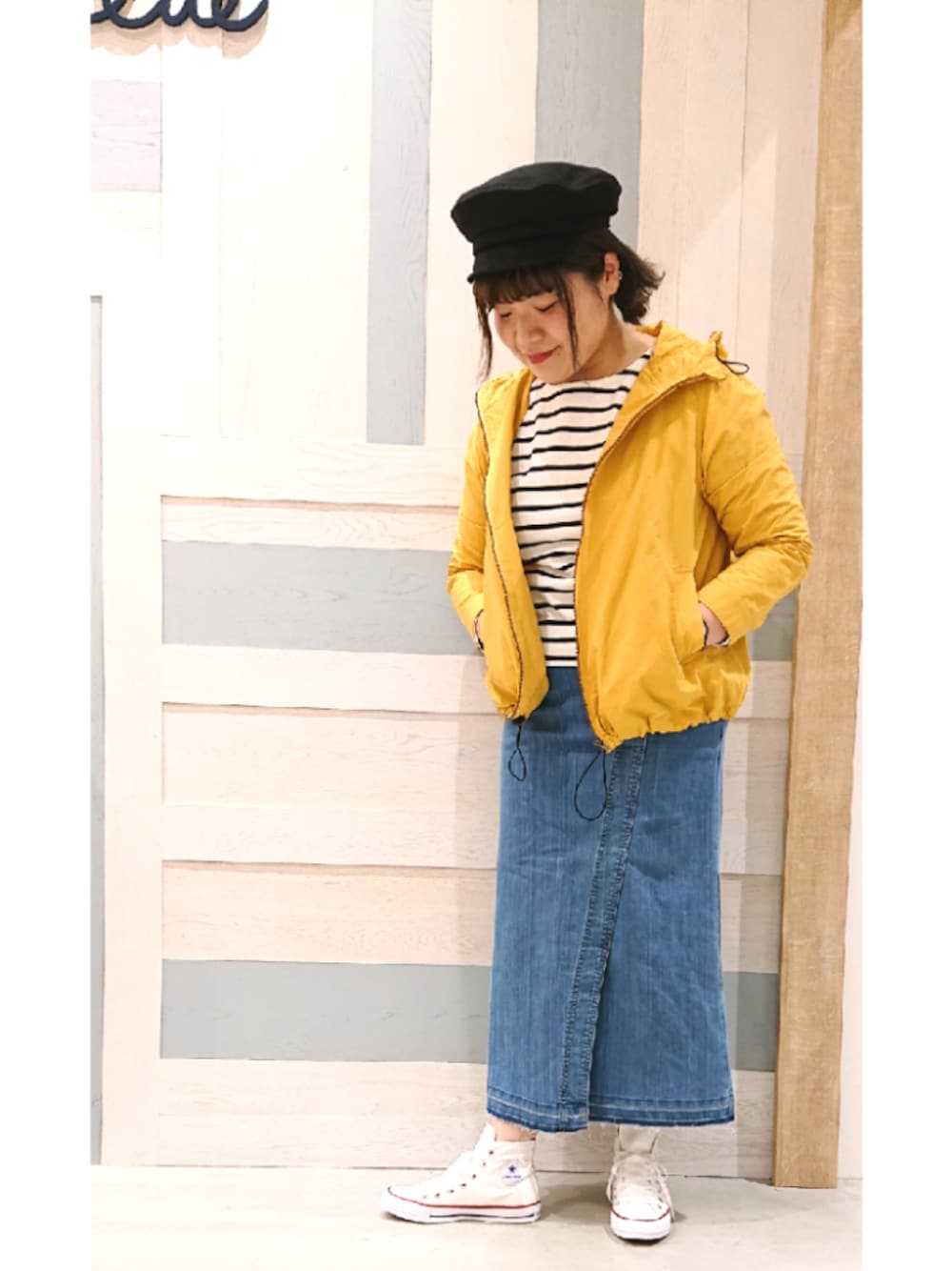 「Samansa Mos2 blue、大人カジュアル、春コーデ、マリン、マウンテンパーカー、ボーダー、デニムスカート、キャスケット、converse」｜「Samansa Mos2 blueの柄アソートバスクシャツ（Tシャツ/カットソー、ブラック系）」を使った、ヨシムラさん（レディース・161cm）の春コーディネートの1枚目の写真