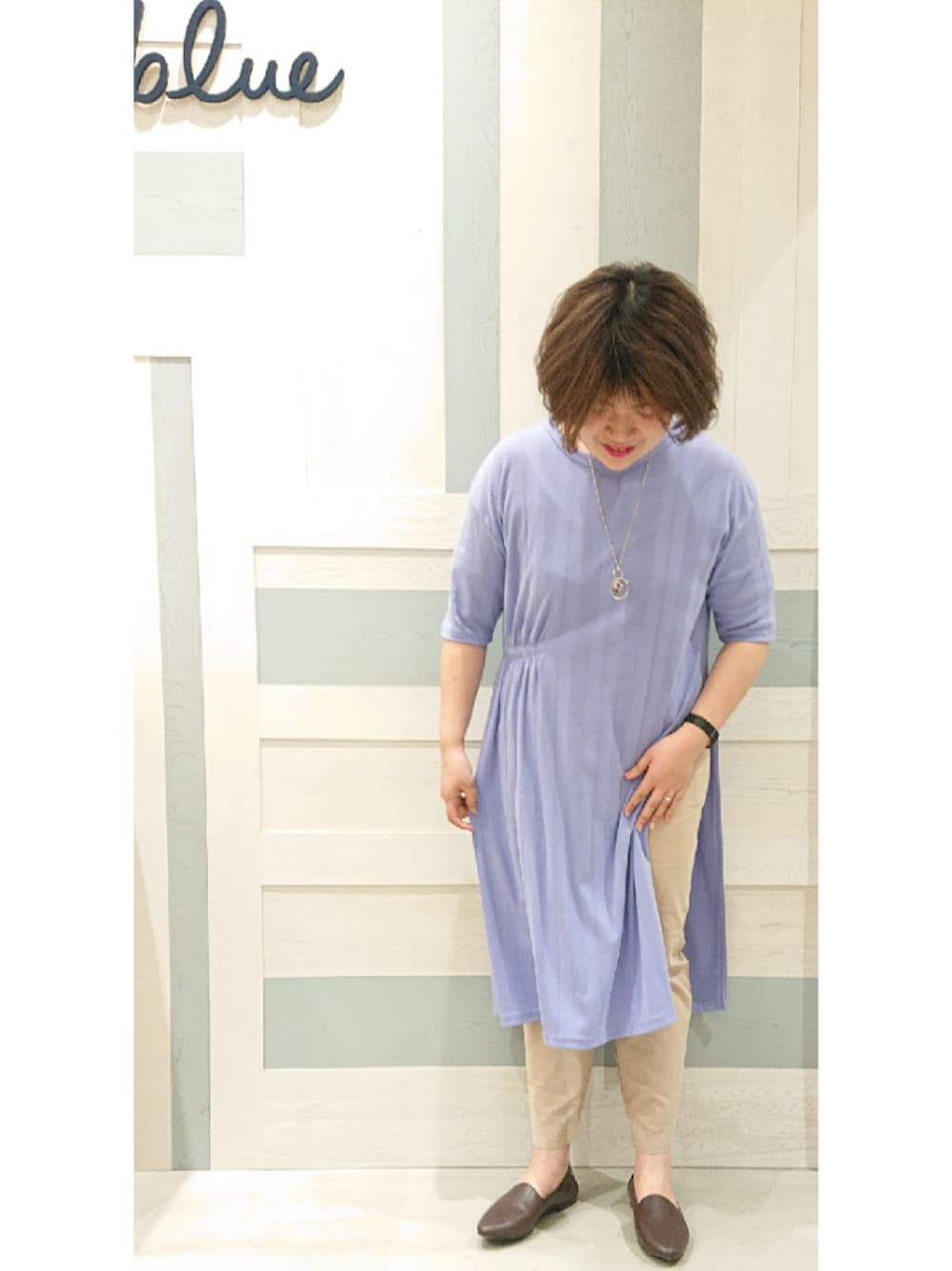 「Samansa Mos2、Samansa Mos2 blue、ootd、リラックススタイル、ワンピース、スリット、イージーパンツ」｜「Samansa Mos2 blueのスリットワンピース（ワンピース、ブルー系）」を使った、ヨシムラさん（レディース・161cm）の春コーディネートの1枚目の写真