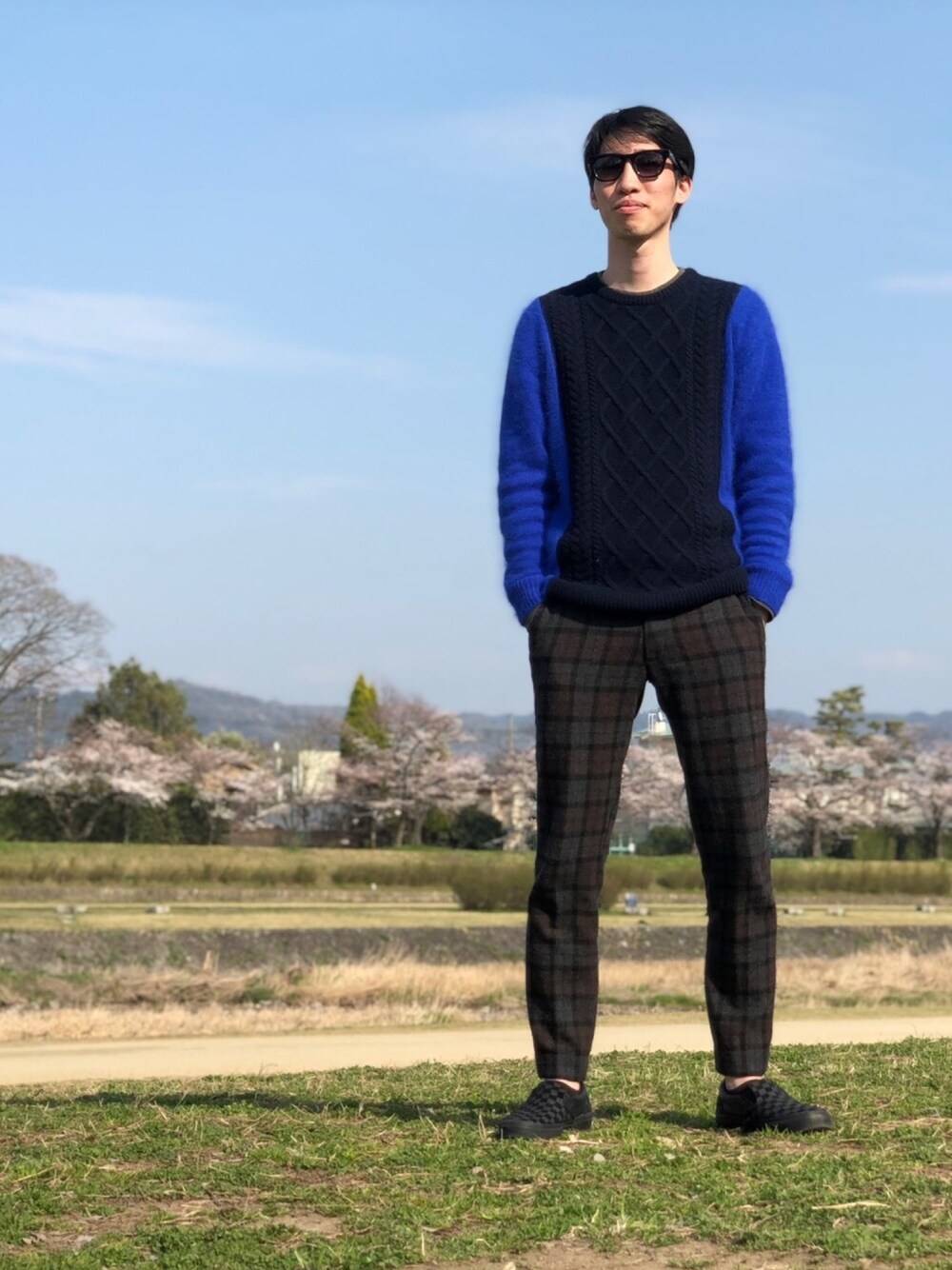 「春、京都、サングラス、ニット、チェックパンツ、チェッカーフラッグ」｜「SOPHNET.のSLEEVE SHAGGY CABLE MIX KNIT（ニット/セーター、ブルー系）」を使った、satoshiさん（メンズ・179cm）の春コーディネートの1枚目の写真