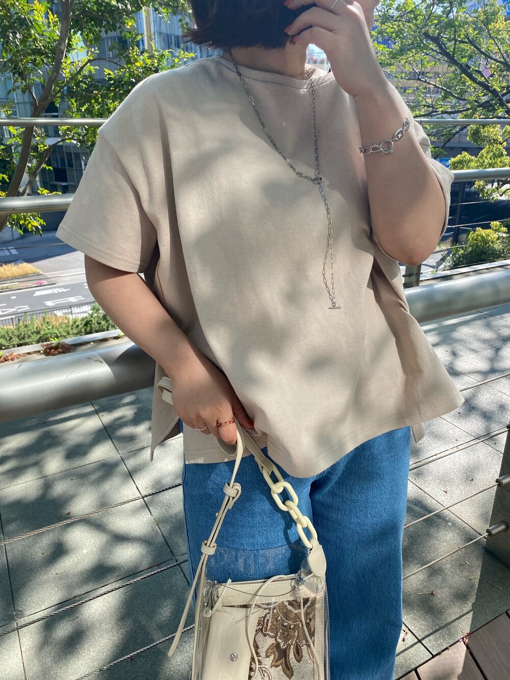 「大人カジュアル、リラックススタイル、休日コーデ、低身長コーデ、春夏コーデ、カットソー、Tシャツ、USAコットン、デニム、チェーンネックレス」｜「un dix corsの色違いで揃えたくなる、上質素材の綿100%　USAコットンBIG T（Tシャツ/カットソー、ベージュ系）」を使った、chiaさん（レディース・150cm）の春コーディネートの1枚目の写真