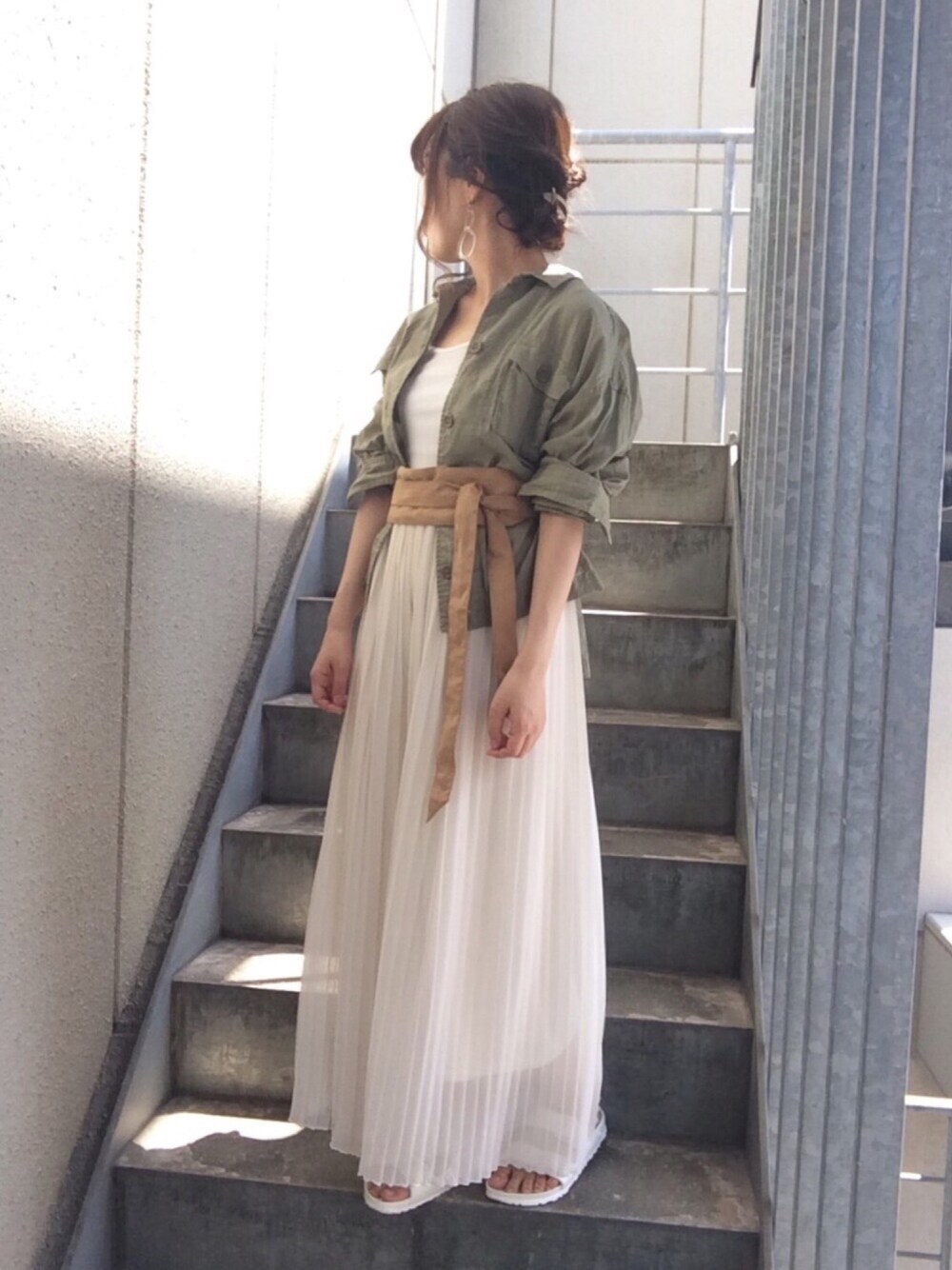 ホワイト系のその他パンツ、グリーン系のシャツ/ブラウス、ホワイト系のタンクトップを着用したレディースの夏コーディネートの1枚目の写真