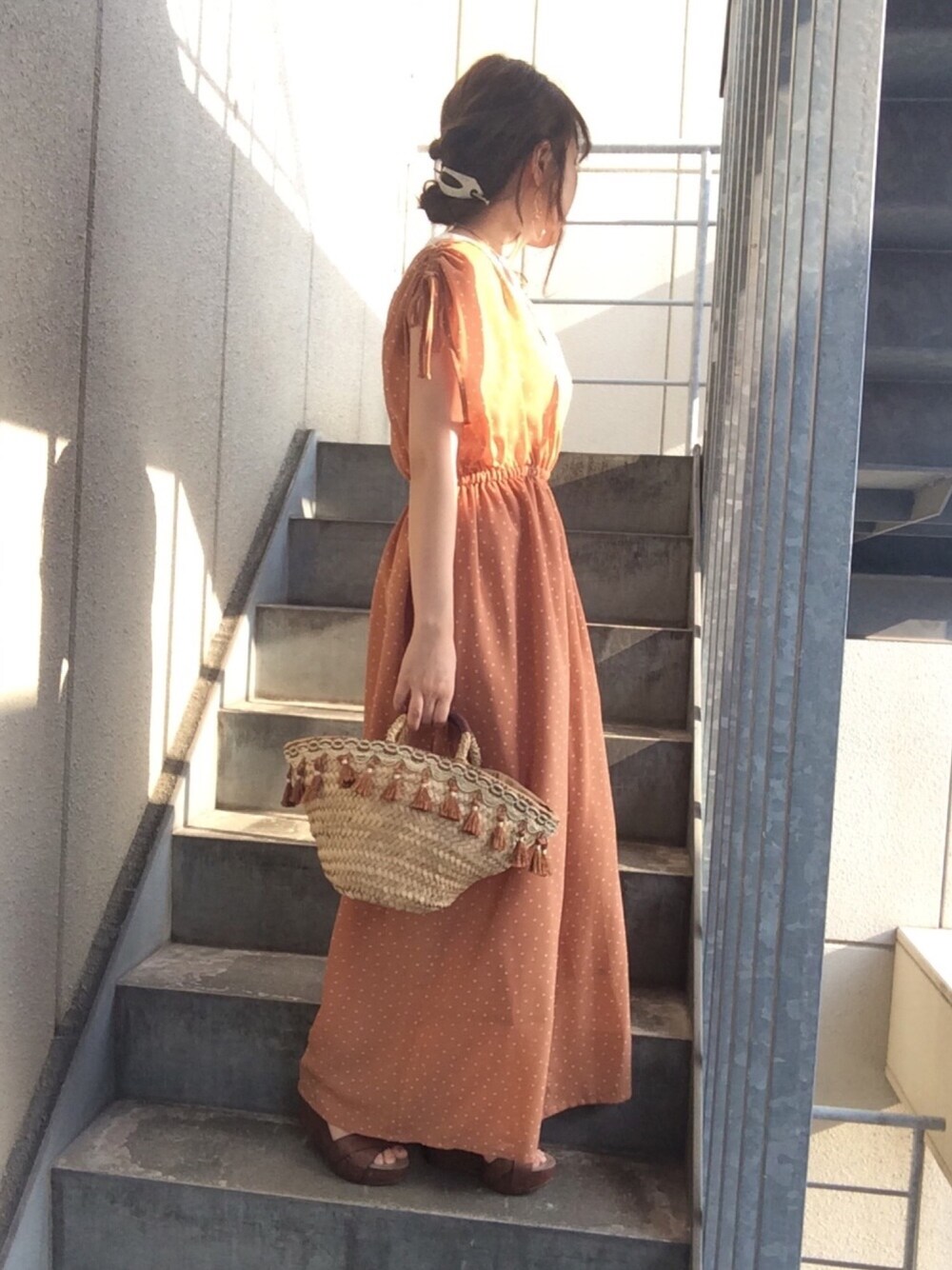 「オトナ女子、夏、オールインワン、サロペット、ベージュ、ドット、かごバッグ、ウェッジソール、チビーズ✳︎、低身長」｜「ANEMONEの艶めきマーブルマジェステ（その他ヘアアクセサリー、ホワイト系）」を使った、donさん（レディース・151cm）の夏コーディネートの1枚目の写真