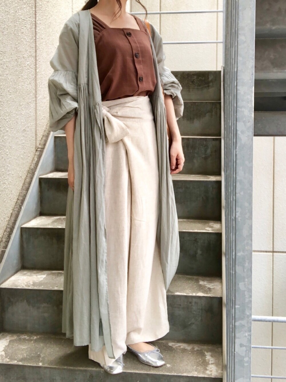 グリーン系のワンピース、ブラウン系のタンクトップ、ホワイト系のその他パンツを着用したレディースの夏コーディネートの1枚目の写真