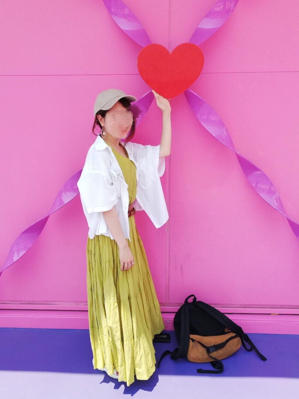 「夏、低身長コーデ、シャツスタイル、ロングワンピース、ティアード、グリーン、白シャツ、リネンシャツ、キャップ、マキシ丈ワンピース」｜「LOWRYS FARMのショートＣＰＯシャツ　841006（シャツ/ブラウス、ホワイト系）」を使った、donさん（レディース・151cm）の夏コーディネートの1枚目の写真