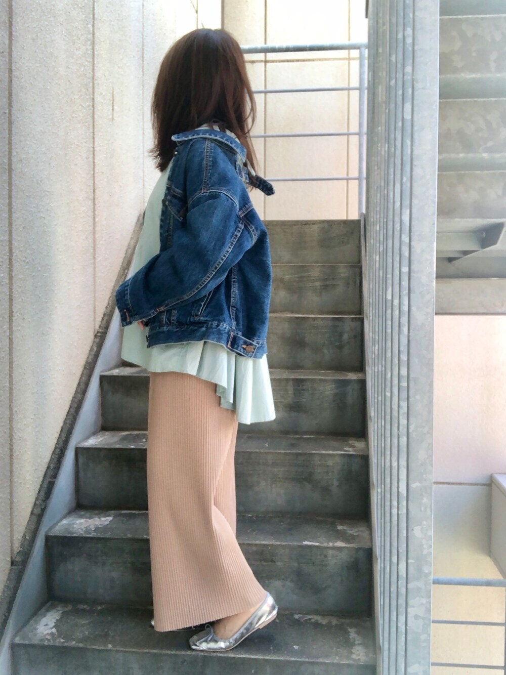 「大人カジュアル、ワイドパンツ、低身長コーデ、デニムジャケット、オーバーサイズ、シルバーシューズ、バレエシューズ、シャツスタイル、ミントグリーン、リブパンツ」｜「Mila Owenの抜け感デニムGジャン（デニムジャケット、ブルー系）」を使った、donさん（レディース・151cm）の秋コーディネートの1枚目の写真