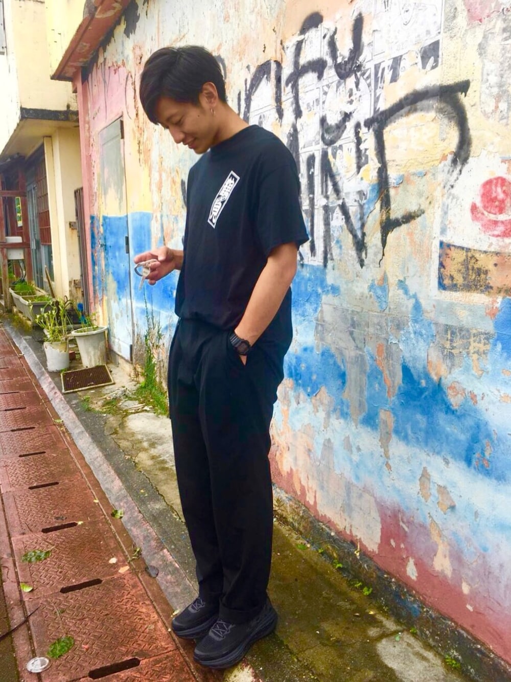 「シンプル、夏、Tシャツ、黒、オールブラック、漢字、ワイドパンツ、タックイン、韓国ファッション、オーバーサイズ」｜「no brandのアイテム（Tシャツ/カットソー、ブラック系）」を使った、ᘗ⃒。さん（メンズ・170cm）の夏コーディネートの1枚目の写真