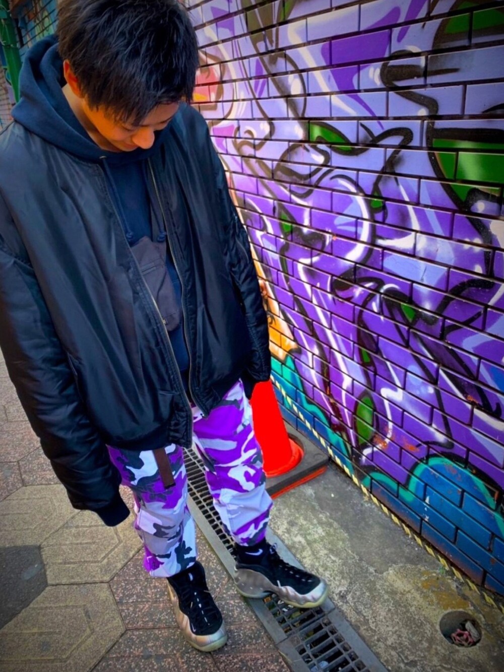 「休日スタイル、スニーカーコーデ、ストリート、プチプラコーデ、ビックシルエット、NIKE、パーカー、ポジット、MA-1、ソックスイン」｜「ROTHCOの＜ROTHCO＞ COLOR CAMO BDU PANTS/パンツ（カーゴパンツ、パープル系）」を使った、ᘗ⃒。さん（メンズ・170cm）の冬コーディネートの1枚目の写真
