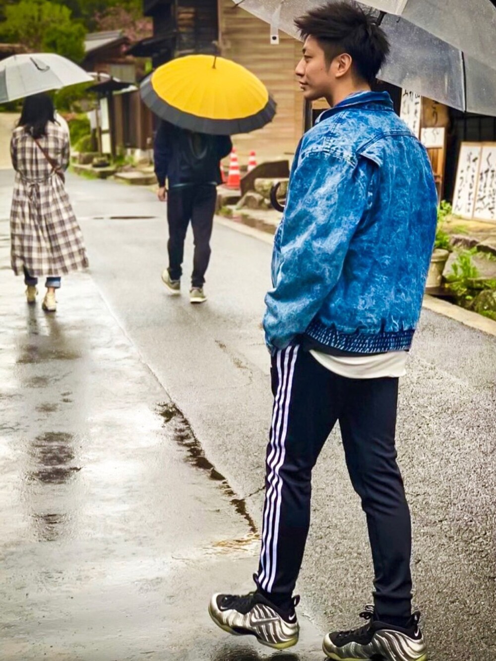 「スニーカーコーデ、古着、ストリートMIX、ラインパンツ、ジャージ、ジージャン、ケミカルウォッシュ、古着MIX、ナイキ、オーバーサイズ」｜「adidasのアイテム（その他パンツ、ブラック系）」を使った、ᘗ⃒。さん（メンズ・170cm）の春コーディネートの1枚目の写真