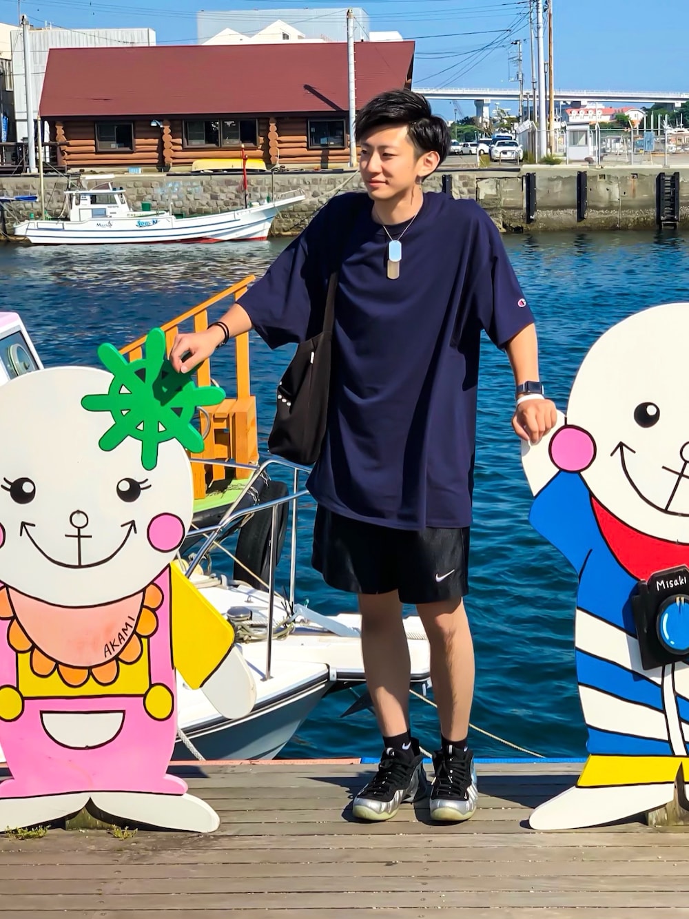 「ビックシルエット、チャンピオン、Tシャツ、ネイビー、ストリート、スポーツミックス、ポジット、ナイキ、スニーカー、夏コーデ」｜「ChampionのチャンピオンビッグＴシャツ（Tシャツ/カットソー、ブルー系）」を使った、ᘗ⃒。さん（メンズ・170cm）の春コーディネートの1枚目の写真