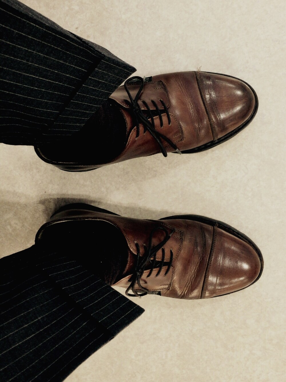 「パラブーツ、Paraboot、ビジネススタイル、グレー」｜「Parabootのアイテム（ドレスシューズ、ブラウン系）」を使った、Eiichi Shiotaさん（メンズ・170cm）の冬コーディネートの1枚目の写真